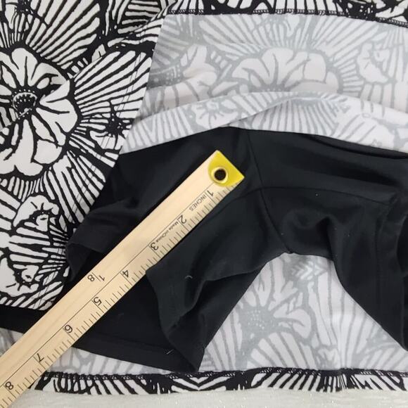 Tranquility ladies skorts black white abstract Size Small pickleball performance - Picture 5 of 6
